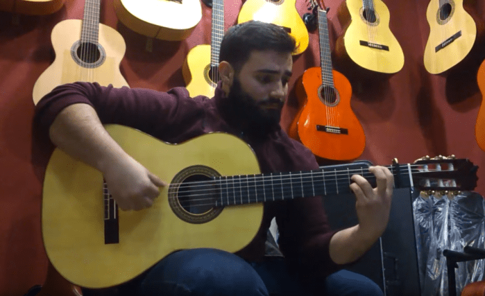 Abraham Lojo con una guitarra Esteban Eijo modelo PiAF