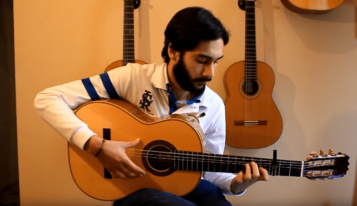 Manuel Heredia con una guitarra Esteban Eijo, Modelo NAF