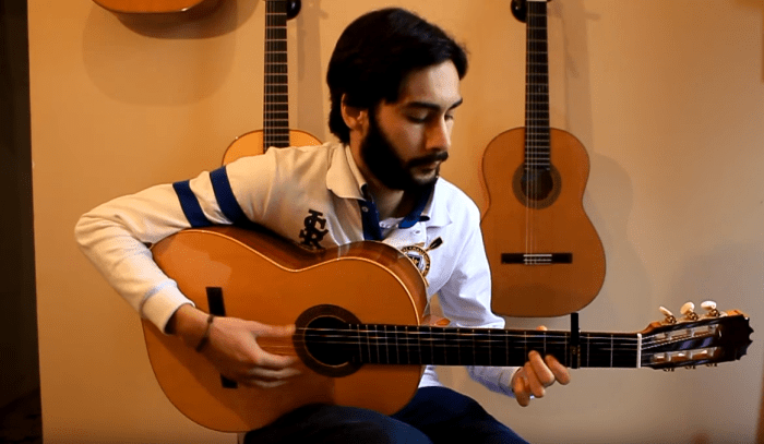 Manuel Heredia con una guitarra Esteban Eijo, Modelo PIAF 2