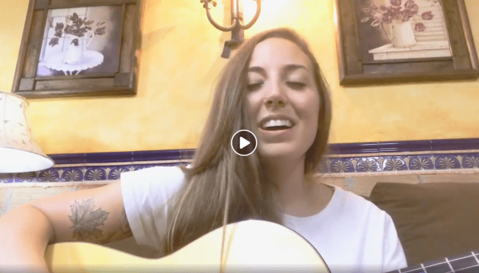 María Carrasco con una guitarra Esteban Eijo, modelo CUTAWAY-EQ